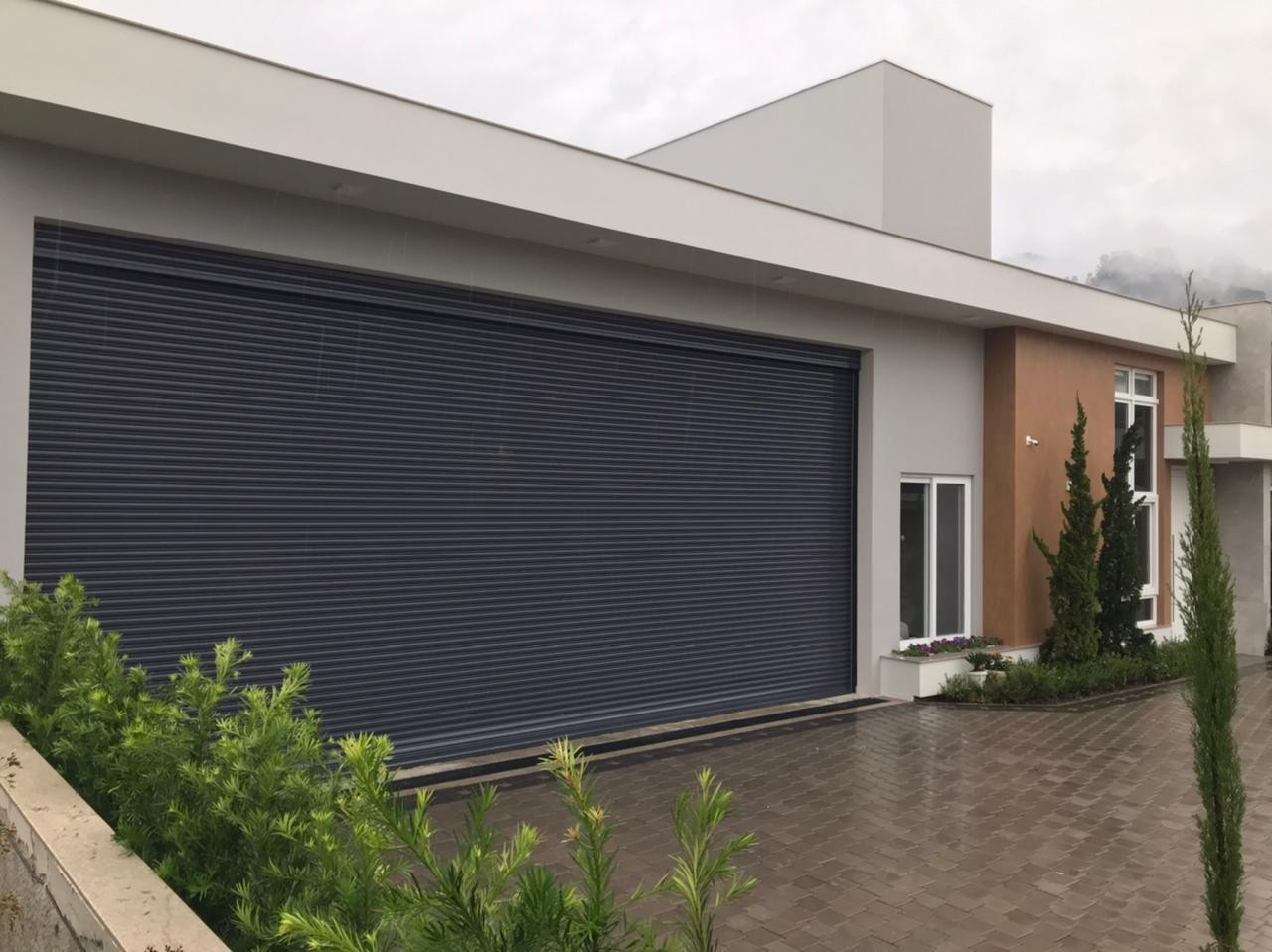 Porta de aço instalada em residência